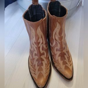 WOMEN'S SIMONE
CLASSIC EMBROIDERED PULL ON
FASHION BOOTIES - SNIP TOE Size 7